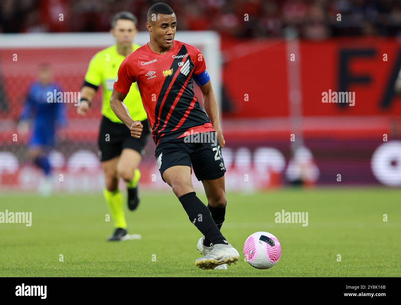 Curitiba, Brésil. 05 octobre 2024. Erick de l'Athletico Paranaense passe le ballon lors du match entre l'Athletico Paranaense et Botafogo, pour la Serie A 2024 brésilienne, au Ligga Arena Stadium, à Curitiba, le 05 octobre 2024. Photo : Heuler Andrey/DiaEsportivo/Alamy Live News crédit : DiaEsportivo/Alamy Live News Banque D'Images