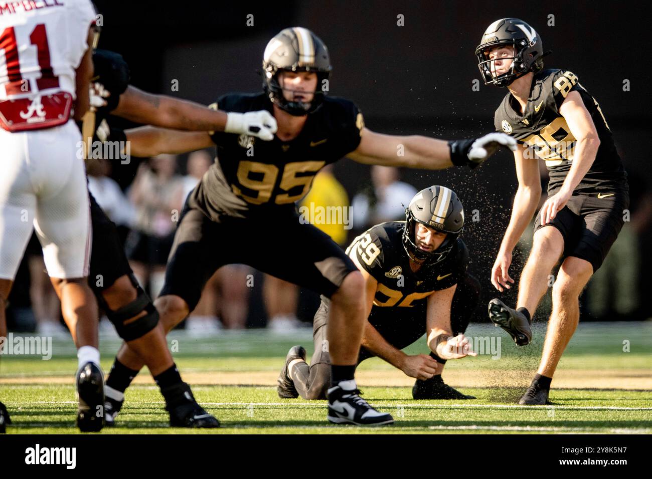 Nashville, Tennessee, États-Unis. 5 octobre 2024. Brock Taylor (88), le kicker des Commodores de Vanderbilt place, frappe un field goal lors de son match contre les Crimson Tide d'Alabama. (Crédit image : © Camden Hall/ZUMA Press Wire) USAGE ÉDITORIAL SEULEMENT! Non destiné à UN USAGE commercial ! Crédit : ZUMA Press, Inc/Alamy Live News Banque D'Images Nashville, Tennessee, États-Unis. 5 octobre 2024. Brock Taylor (88), le kicker des Commodores de Vanderbilt place, frappe un field goal lors de son match contre les Crimson Tide d'Alabama. (Crédit image : © Camden Hall/ZUMA Press Wire) USAGE ÉDITORIAL SEULEMENT! Non destiné à UN USAGE commercial ! Crédit : ZUMA Press, Inc/Alamy Live News Banque D'Images