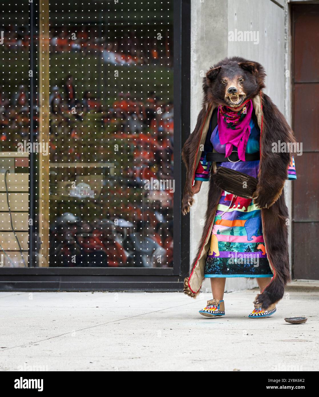 Photo d'un danseur de la première nation à danser l'ours lors d'un événement public de vérité et réconciliation. Banque D'Images