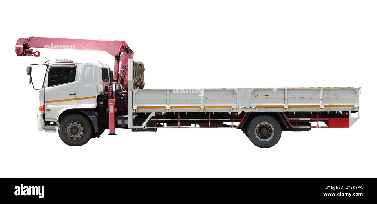 Vieux camion blanc avec un bras de grue isolé sur fond blanc Banque D'Images