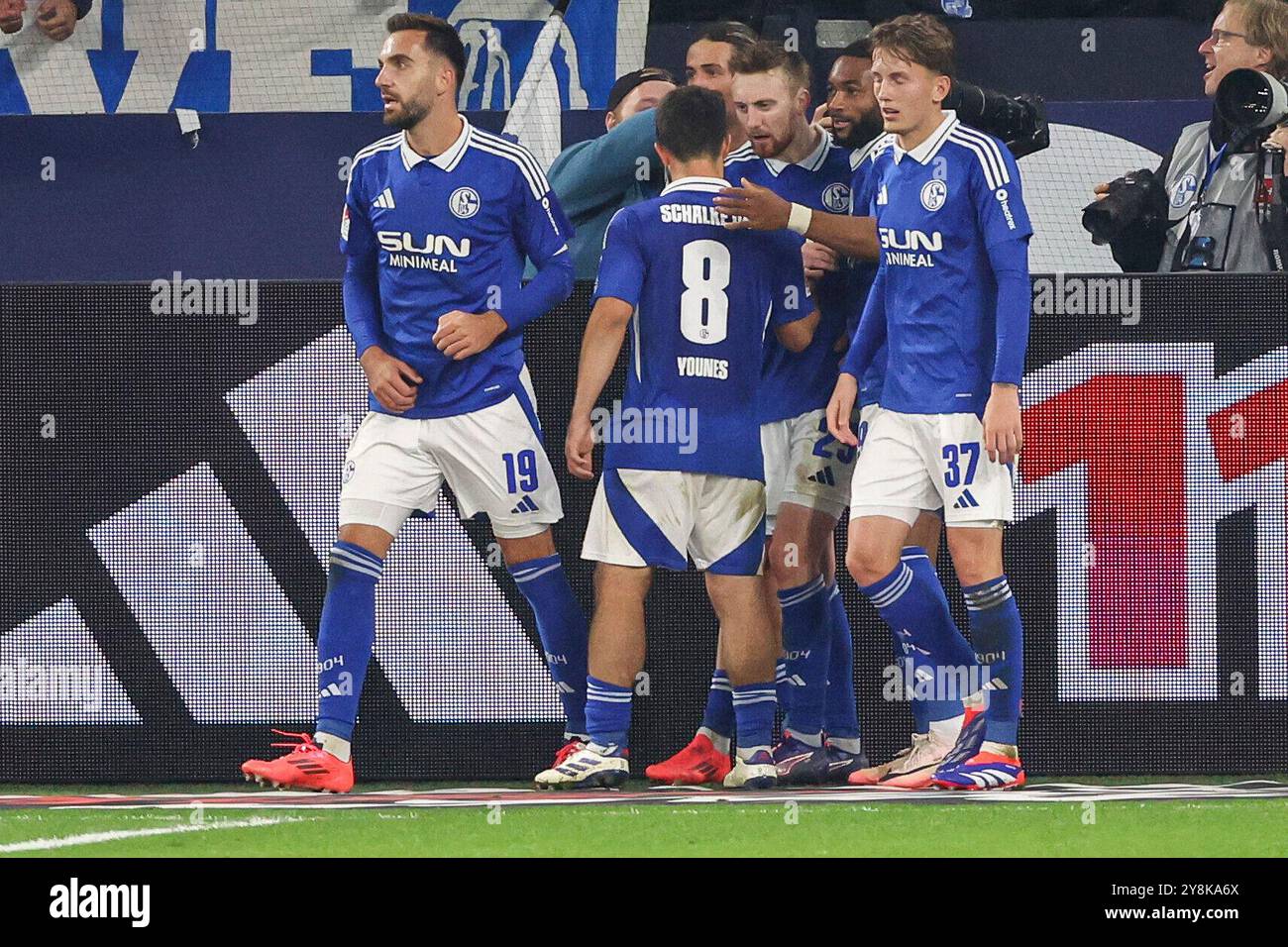 Gelsenkirchen, Deutschland. 05 octobre 2024. 2. Bundesliga - FC Schalke 04 - Hertha BSC Berlin AM 05.10.2024 in der Veltins-Arena auf Schalke Jubel, Torjubel, Torschuetze, Torschütze Tobias Mohr (Schalke 29) jubelt nach seinem Tor zum 2 zu 1 mit der Mannschaft Foto : osnapix DFL REGLEMENTS interdisent toute utilisation de photographies comme séquences d'images et/ou quasi-vidéo crédit : dpa/Alamy Live News Banque D'Images