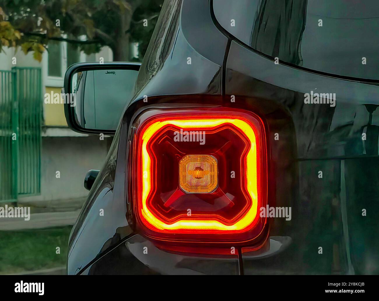 Feu arrière rouge brillant de voiture noire dans la circulation urbaine - perspective urbaine quotidienne Banque D'Images