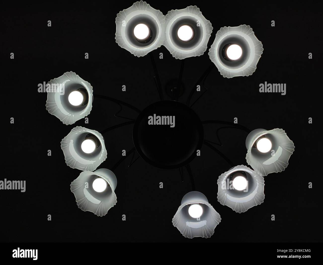 Alien invasion concept : neuf ampoules sur fond sombre Banque D'Images