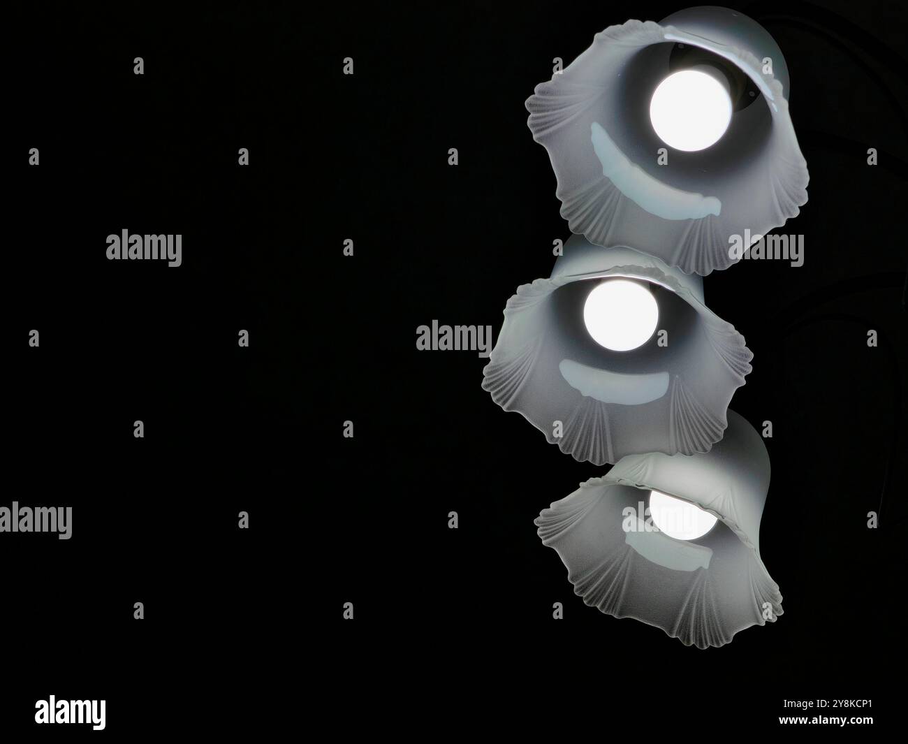 Trio d'ampoules monochromes – éclairage intérieur minimaliste Banque D'Images