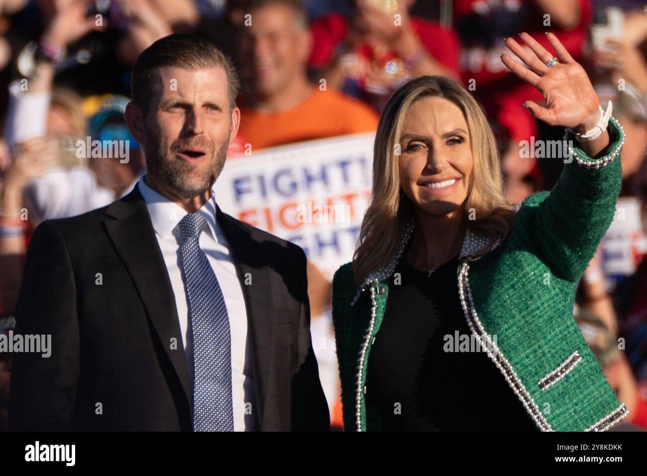 Butler, États-Unis. 05 octobre 2024. Eric et Lara Trump apparaissent à un rassemblement à Butler lors d’un rassemblement Trump un mois avant les élections américaines. L’ancien président Donald Trump, candidat républicain à la présidence, organise un rassemblement à Butler, en Pennsylvanie, sur le site d’une tentative d’assassinat en juillet 2024 qui a tué le pompier à la retraite Corey Comperatore. Elon Musk et le candidat à la vice-présidence J.D. Vance prendront également la parole lors de l’événement. Crédit : SOPA images Limited/Alamy Live News Banque D'Images
