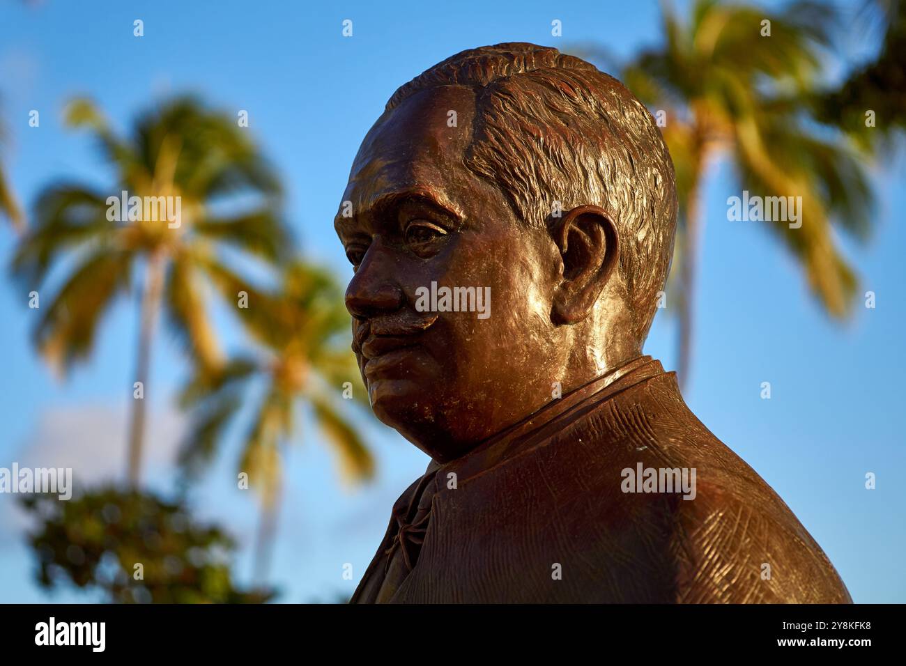 Statue en bronze du prince Kuhio sur la plage de Waikiki Banque D'Images