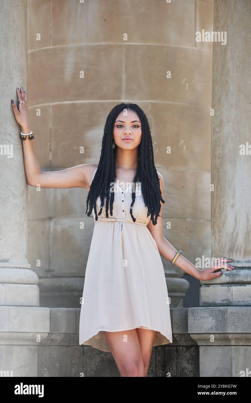 Ville, mode et portrait de femme africaine en tenue vestimentaire pour modéliser des vêtements ou une garde-robe. Bâtiment, personne confiante et sérieuse à l'extérieur en remorquage urbain Banque D'Images