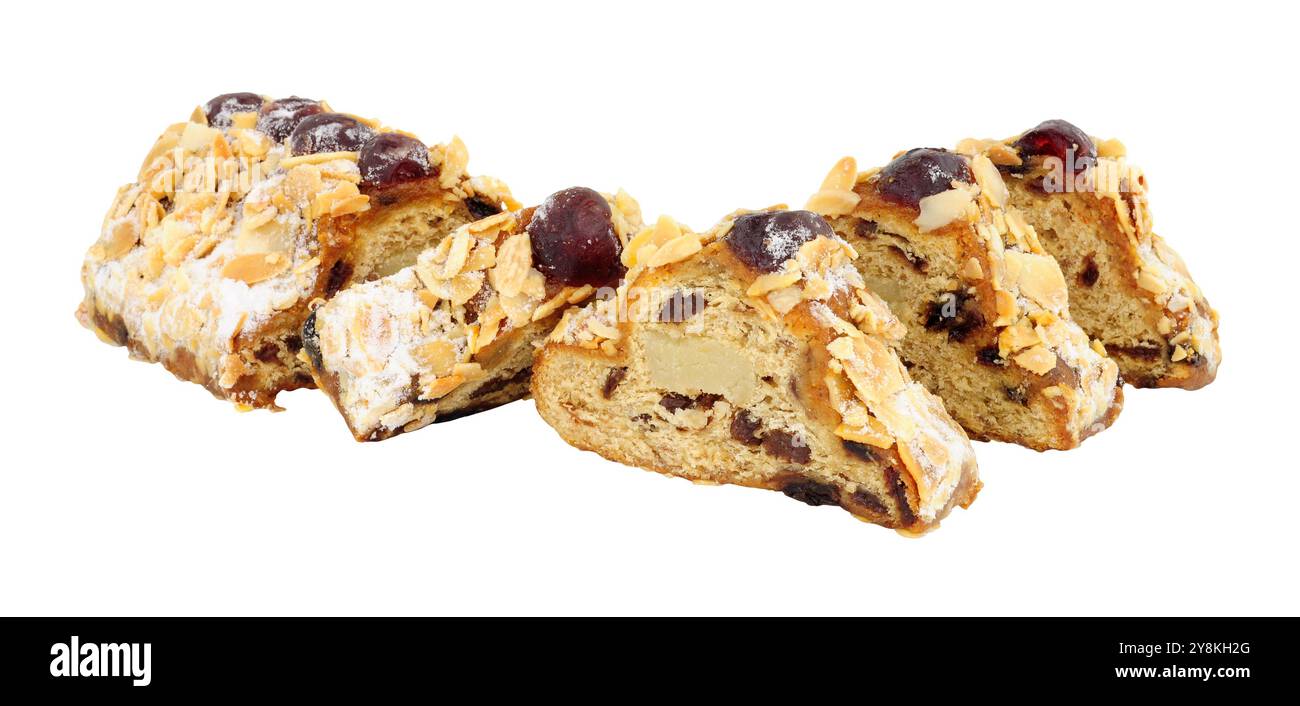 Gâteau aux fruits stollé aux cerises et aux amandes rempli de raisins secs et de massepain et décoré de cerises glacées et d'amandes effilées isolé sur fond blanc Banque D'Images