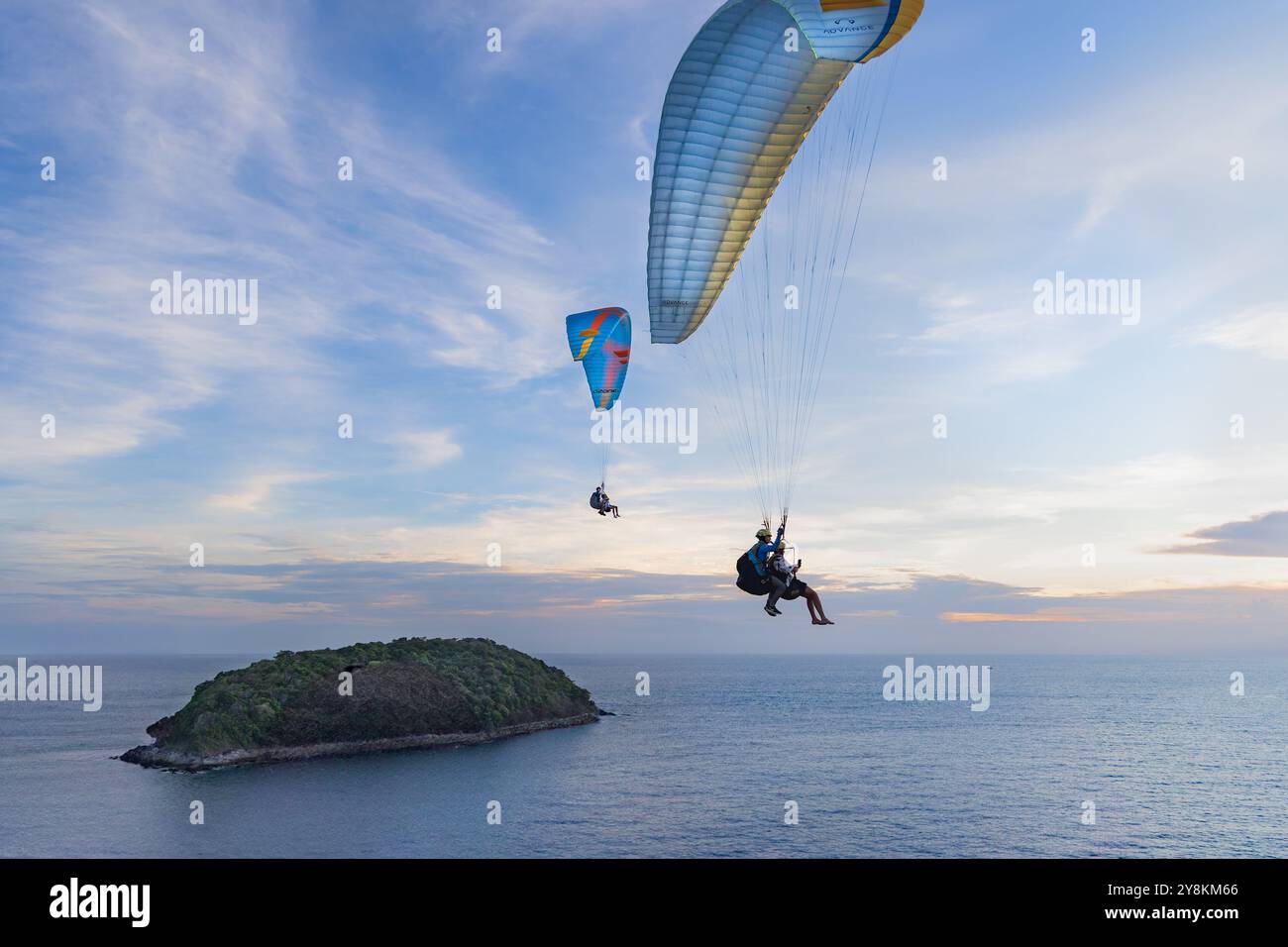 Parapente à Phuket Thaïlande avec ciel bleu. Deux hommes parapente haut dans le ciel. Découvrez Phuket depuis le ciel. École de parapente en Thaïlande. Juillet Banque D'Images