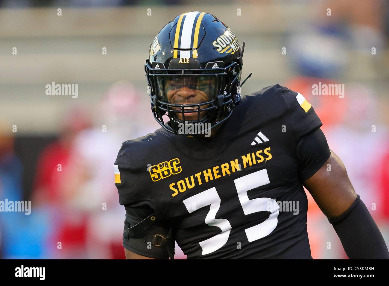 5 octobre 2021 : Klabron Pollard (55 ans), joueur de ligne offensif de Southern Miss Golden Eagles, célèbre un quaterback lors d'un match de football universitaire entre l'Université de Louisiane RaginÃ Cajuns et les Southern Miss Golden Eagles au M.M. Roberts Stadium à Hattiesburg, Mississippi. Bobby McDuffie/CSM (image crédit : © Bobby McDuffie/Cal Sport Media) Banque D'Images