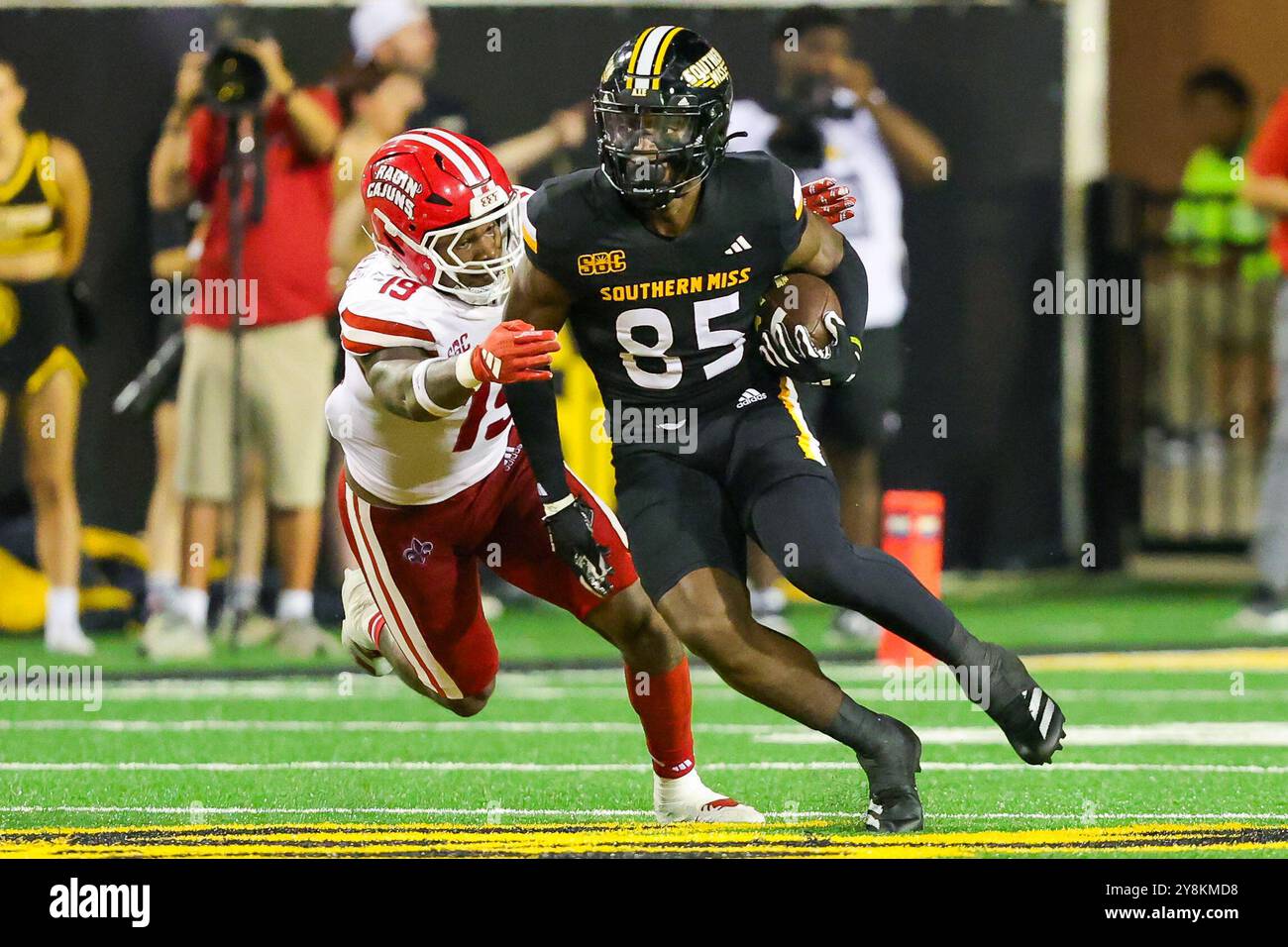 5 octobre 2021 : Southern Miss Golden Eagles Tight End Kyirin Heath (85) fait une capture et est attaqué par le linebacker Louisiana-Lafayette Ragin Cajuns Cameron Whitfield (19) lors d'un match de football universitaire entre l'Université de Louisiane RaginÕ Cajuns et les Southern Miss Golden Eagles au M.M. Roberts Stadium à Hattiesburg, Mississippi. Bobby McDuffie/CSM Banque D'Images