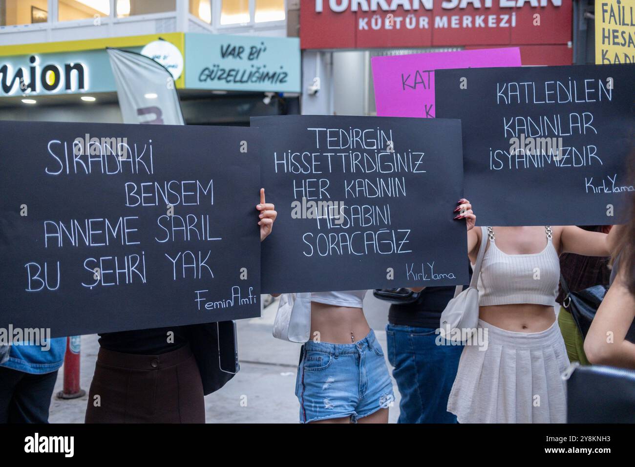 Izmir, Turquie. 05 octobre 2024. Trois femmes tiennent des pancartes pour protester contre les fémicides. Un homme nommé Semih Celik a d'abord tué Aysenur Halil en lui coupant la gorge, puis a tué Ikbal Uzuner en lui coupant la gorge et en séparant sa tête de son corps. Ce meurtre sanglant a choqué tout le pays. La mort de deux jeunes femmes de 19 ans a suscité de vives réactions dans tout le pays. La plateforme We Will Stop Femicide a organisé une manifestation à Izmir pour protester contre les meurtres brutaux de femmes. (Photo de Murat Kocabas/SOPA images/Sipa USA) crédit : Sipa USA/Alamy Live News Banque D'Images