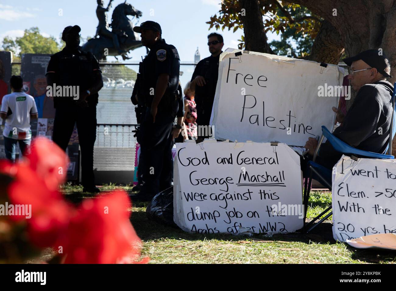 Washington DC, États-Unis. 5 octobre 2024. Des centaines de personnes se rassemblent lors d’un rassemblement pro-palestinien dans le cadre d’une journée internationale d’action près de la Maison Blanche, Washington DC, États-Unis, le 05 octobre 2024. Vers 16 heures, environ 1 000 ont marché de Lafayette Square et sur H Street NW à l'intersection de Black Lives Matter Plaza et ont bloqué la rue. Cette démonstration fait partie de l'anniversaire de l'Oct. Crédit : Aashish Kiphayet/Alamy Live News Banque D'Images