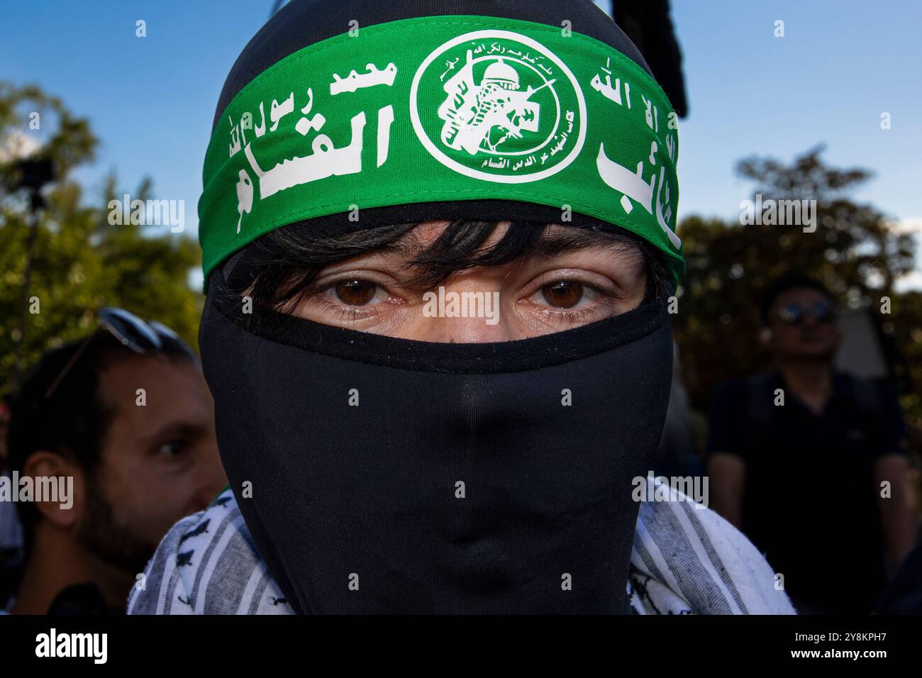 Washington DC, États-Unis. 5 octobre 2024. Une personne pose pour des photographies lors d'un rassemblement pro-palestinien dans le cadre d'une journée internationale d'action près de la Maison Blanche, Washington DC, États-Unis, le 05 octobre 2024. Vers 16 heures, environ 1 000 ont marché de Lafayette Square et sur H Street NW à l'intersection de Black Lives Matter Plaza et ont bloqué la rue. Crédit : Aashish Kiphayet/Alamy Live News Banque D'Images