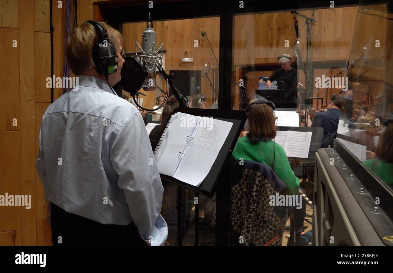 Paul Studer aux Angel Studios d'Islington, Londres, lors de l'enregistrement de son deuxième album, The Magic Slippers, avec le Royal Philharmonic Orchestra. L’homme de 71 ans, originaire de York, a déjà enregistré avec le célèbre orchestre pour sortir son album intitulé, All My Love, qui a été écrit à la mémoire de sa femme, Diane, décédée d’un cancer de l’intestin le 3 novembre 2022. Date d'émission : dimanche 6 octobre 2024. Banque D'Images