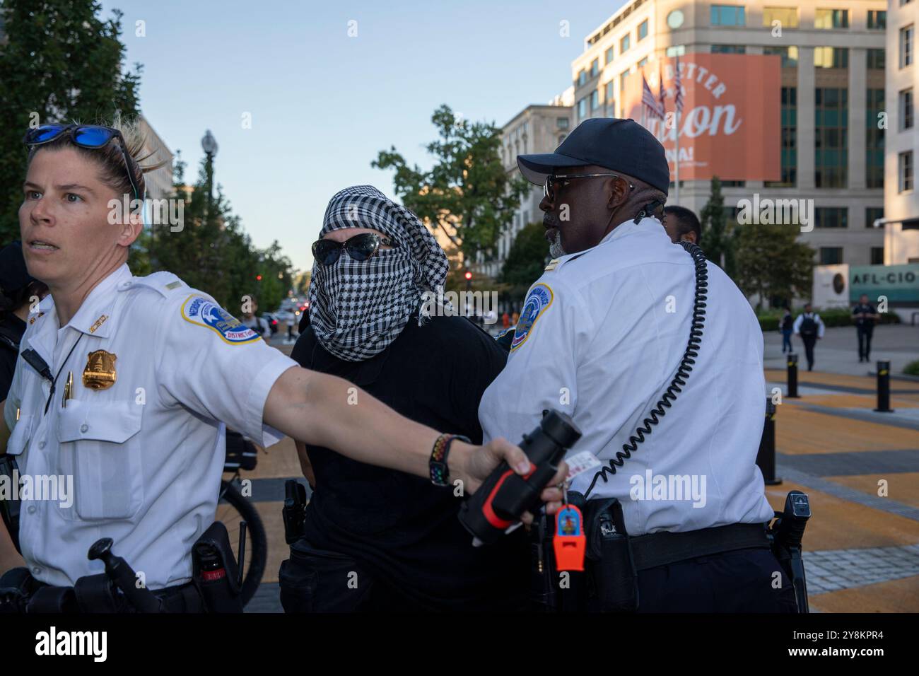 Washington DC, États-Unis. 5 octobre 2024. Un manifestant est arrêté par la police lors d'un rassemblement pro-palestinien dans le cadre d'une journée internationale d'action près de la Maison Blanche, Washington DC, États-Unis, le 5 octobre 2024. Vers 16 heures, environ 1 000 ont marché de Lafayette Square et sur H Street NW à l'intersection de Black Lives Matter Plaza et ont bloqué la rue. Crédit : Aashish Kiphayet/Alamy Live News Banque D'Images