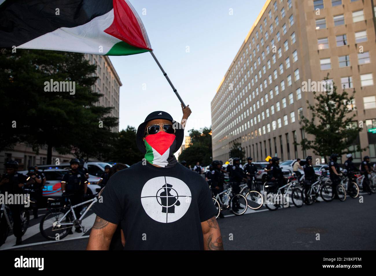 Washington DC, États-Unis. 5 octobre 2024. Une personne pose pour des photographies lors d'un rassemblement pro-palestinien dans le cadre d'une journée internationale d'action près de la Maison Blanche, Washington DC, États-Unis, le 05 octobre 2024. Vers 16 heures, environ 1 000 ont marché de Lafayette Square et sur H Street NW à l'intersection de Black Lives Matter Plaza et ont bloqué la rue. Crédit : Aashish Kiphayet/Alamy Live News Banque D'Images