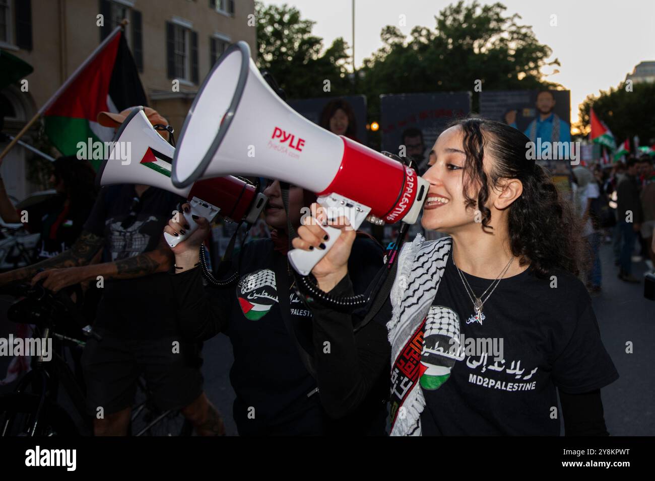 Washington DC, États-Unis. 5 octobre 2024. Un manifestant chante lors d’un rassemblement pro-palestinien dans le cadre d’une journée internationale d’action près de la Maison Blanche, Washington DC, États-Unis, le 5 octobre 2024. Vers 16 heures, environ 1 000 ont marché de Lafayette Square et sur H Street NW à l'intersection de Black Lives Matter Plaza et ont bloqué la rue. Crédit : Aashish Kiphayet/Alamy Live News Banque D'Images