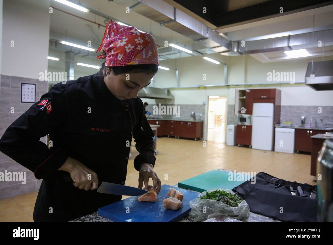 Gaziantep, Turkiye. 30 mai 2024. Les étudiants du Département des arts culinaires de l'Université islamique de science et de technologie Gaziantep préparent la nourriture lors d'un événement de formation sur le campus Banque D'Images
