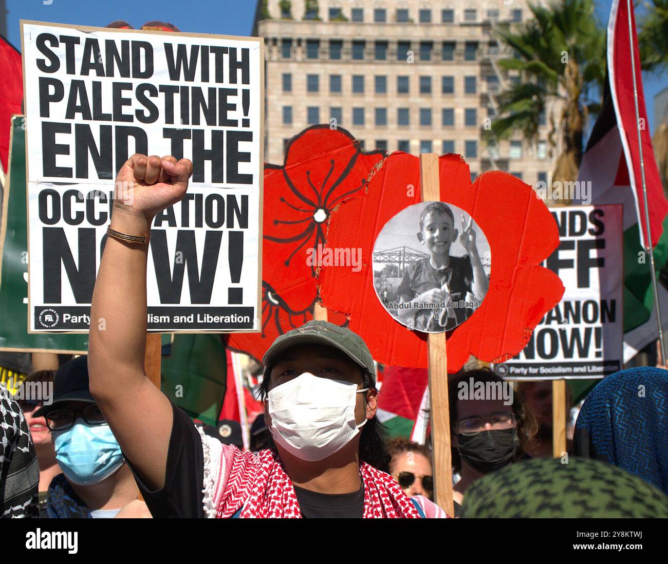 5 octobre 2024 Los Angeles, California City Hall, mille marches à travers Los Angeles vers la City Hall protester une année de génocide, une année de résistance, fait référence au conflit en cours et à la résistance à Gaza et en Palestine. Au cours de l'année écoulée, le ministère de la santé de Gaza a signalé plus de 40 000 martyrs, avec des projections estimant à plus de 189 000 martyrs. Malgré cela, les Palestiniens de Gaza, de toute la Palestine et du monde entier sont restés inébranlables dans leur résistance contre ce qu’ils décrivent comme un projet sioniste génocidaire. Banque D'Images