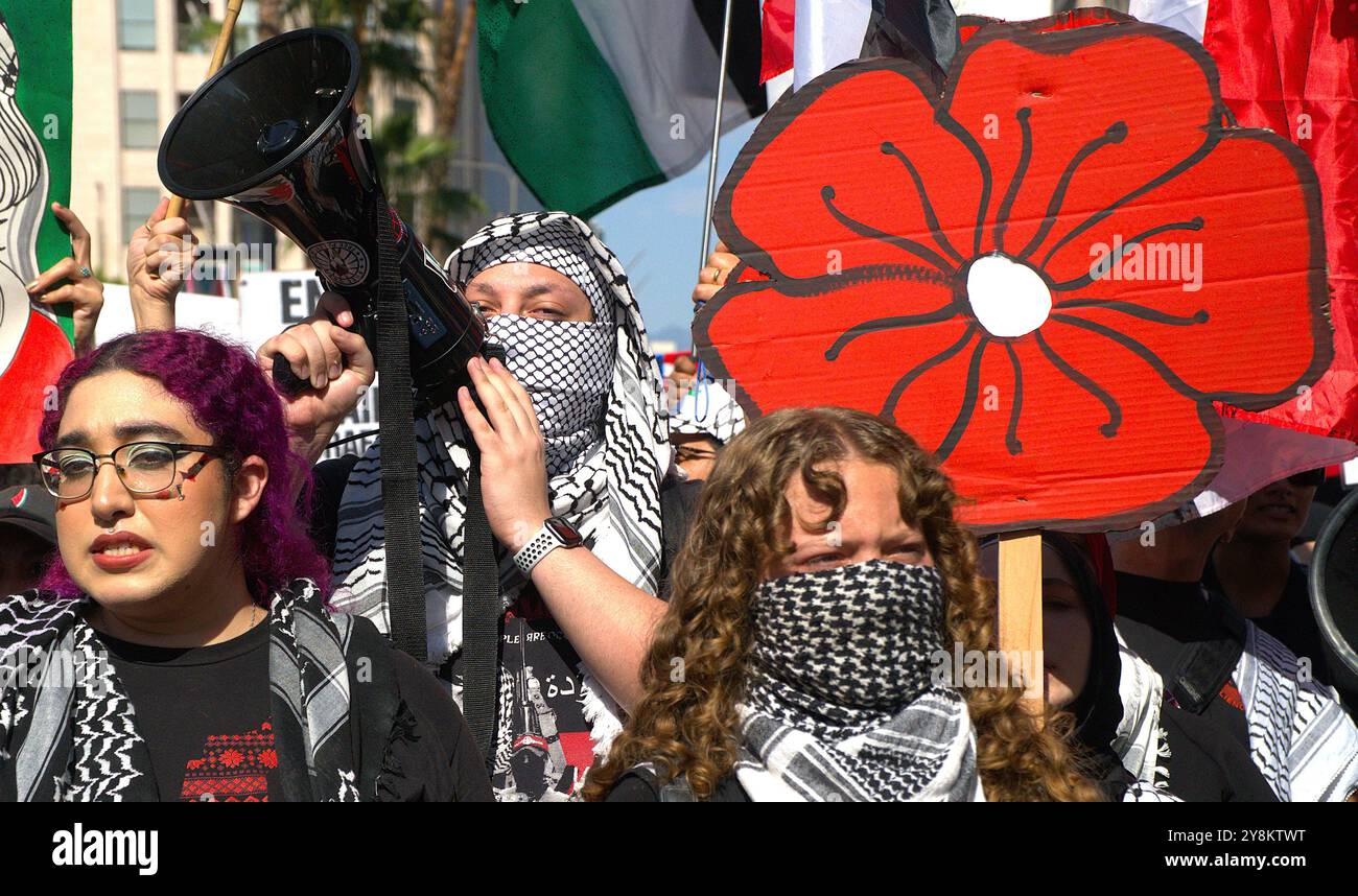 5 octobre 2024 Los Angeles, California City Hall, mille marches à travers Los Angeles vers la City Hall protester une année de génocide, une année de résistance, fait référence au conflit en cours et à la résistance à Gaza et en Palestine. Au cours de l'année écoulée, le ministère de la santé de Gaza a signalé plus de 40 000 martyrs, avec des projections estimant à plus de 189 000 martyrs. Malgré cela, les Palestiniens de Gaza, de toute la Palestine et du monde entier sont restés inébranlables dans leur résistance contre ce qu’ils décrivent comme un projet sioniste génocidaire. Banque D'Images