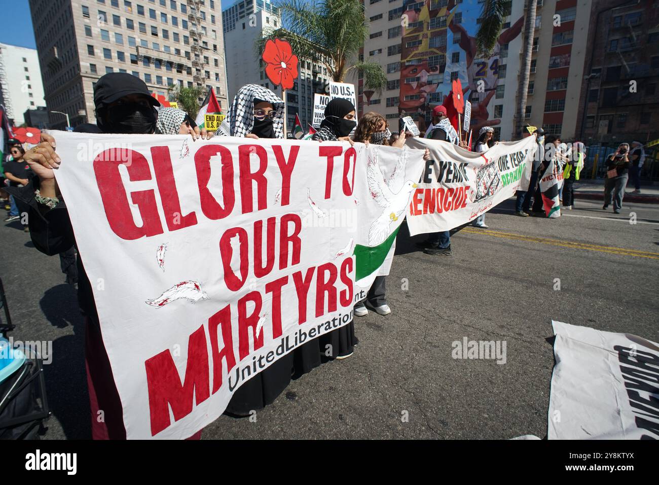 5 octobre 2024 Los Angeles, California City Hall, mille marches à travers Los Angeles vers la City Hall protester une année de génocide, une année de résistance, fait référence au conflit en cours et à la résistance à Gaza et en Palestine. Au cours de l'année écoulée, le ministère de la santé de Gaza a signalé plus de 40 000 martyrs, avec des projections estimant à plus de 189 000 martyrs. Malgré cela, les Palestiniens de Gaza, de toute la Palestine et du monde entier sont restés inébranlables dans leur résistance contre ce qu’ils décrivent comme un projet sioniste génocidaire. Banque D'Images