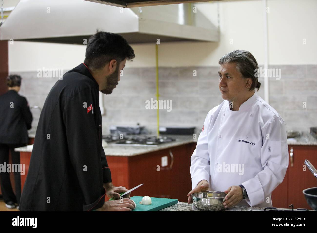 Gaziantep, Turkiye. 30 mai 2024. Les étudiants du Département des arts culinaires de l'Université islamique de science et de technologie Gaziantep préparent la nourriture lors d'un événement de formation sur le campus Banque D'Images