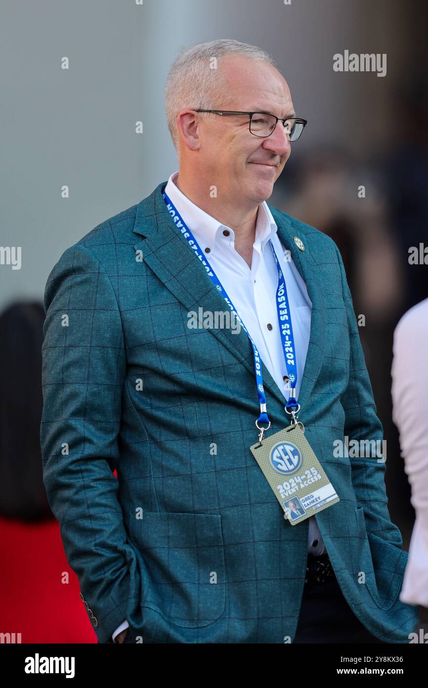 5 octobre 2024 : Greg Sankey, commissaire de la Conférence du Sud-est, était sur place pour le match. GreArkansas bat le Tennessee 19-14 à Fayetteville, AR. Richey Miller/CSM Banque D'Images