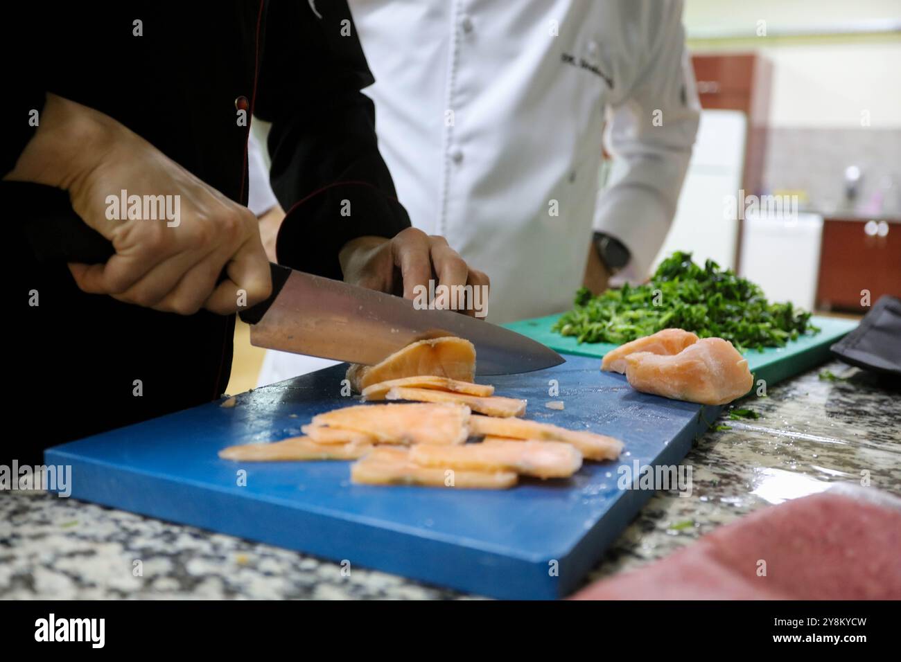 Gaziantep, Turkiye. 30 mai 2024. Les étudiants du Département des arts culinaires de l'Université islamique de science et de technologie Gaziantep préparent la nourriture lors d'un événement de formation sur le campus Banque D'Images