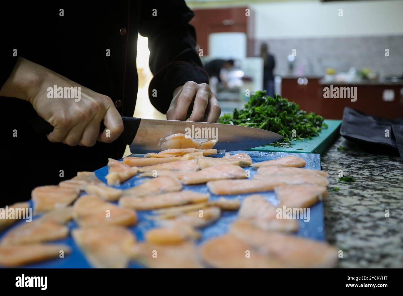 Gaziantep, Turkiye. 30 mai 2024. Les étudiants du Département des arts culinaires de l'Université islamique de science et de technologie Gaziantep préparent la nourriture lors d'un événement de formation sur le campus Banque D'Images