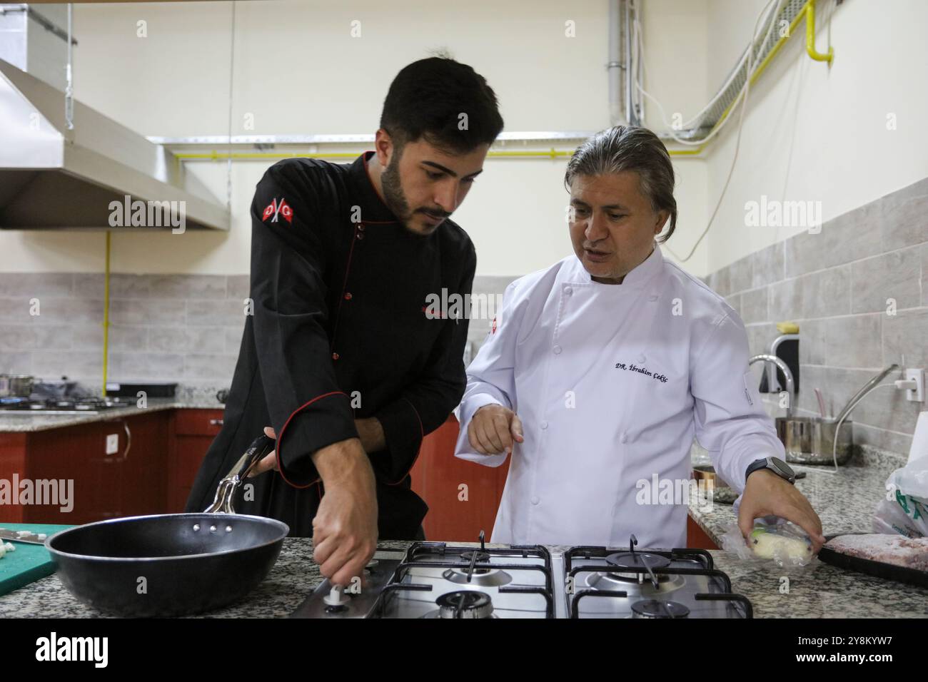 Gaziantep, Turkiye. 30 mai 2024. Les étudiants du Département des arts culinaires de l'Université islamique de science et de technologie Gaziantep préparent la nourriture lors d'un événement de formation sur le campus Banque D'Images