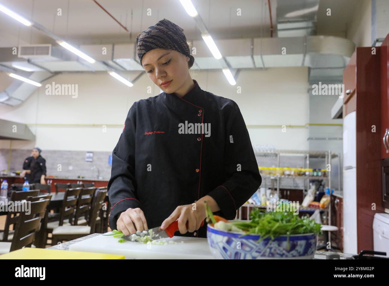 Gaziantep, Turkiye. 30 mai 2024. Les étudiants du Département des arts culinaires de l'Université islamique de science et de technologie Gaziantep préparent la nourriture lors d'un événement de formation sur le campus Banque D'Images