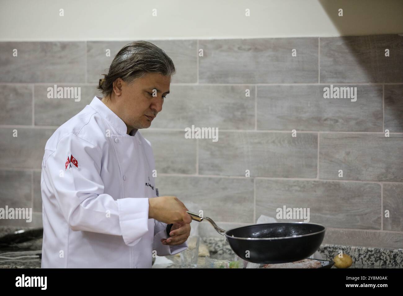 Gaziantep, Turkiye. 30 mai 2024. Les étudiants du Département des arts culinaires de l'Université islamique de science et de technologie Gaziantep préparent la nourriture lors d'un événement de formation sur le campus Banque D'Images