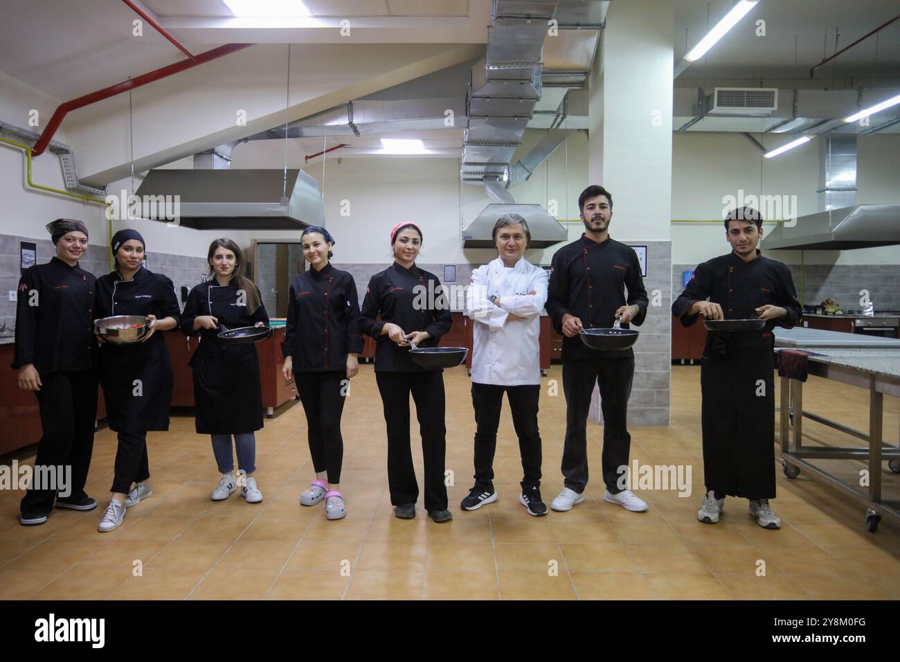 Gaziantep, Turkiye. 30 mai 2024. Les étudiants du Département des arts culinaires de l'Université islamique de science et de technologie Gaziantep préparent la nourriture lors d'un événement de formation sur le campus Banque D'Images