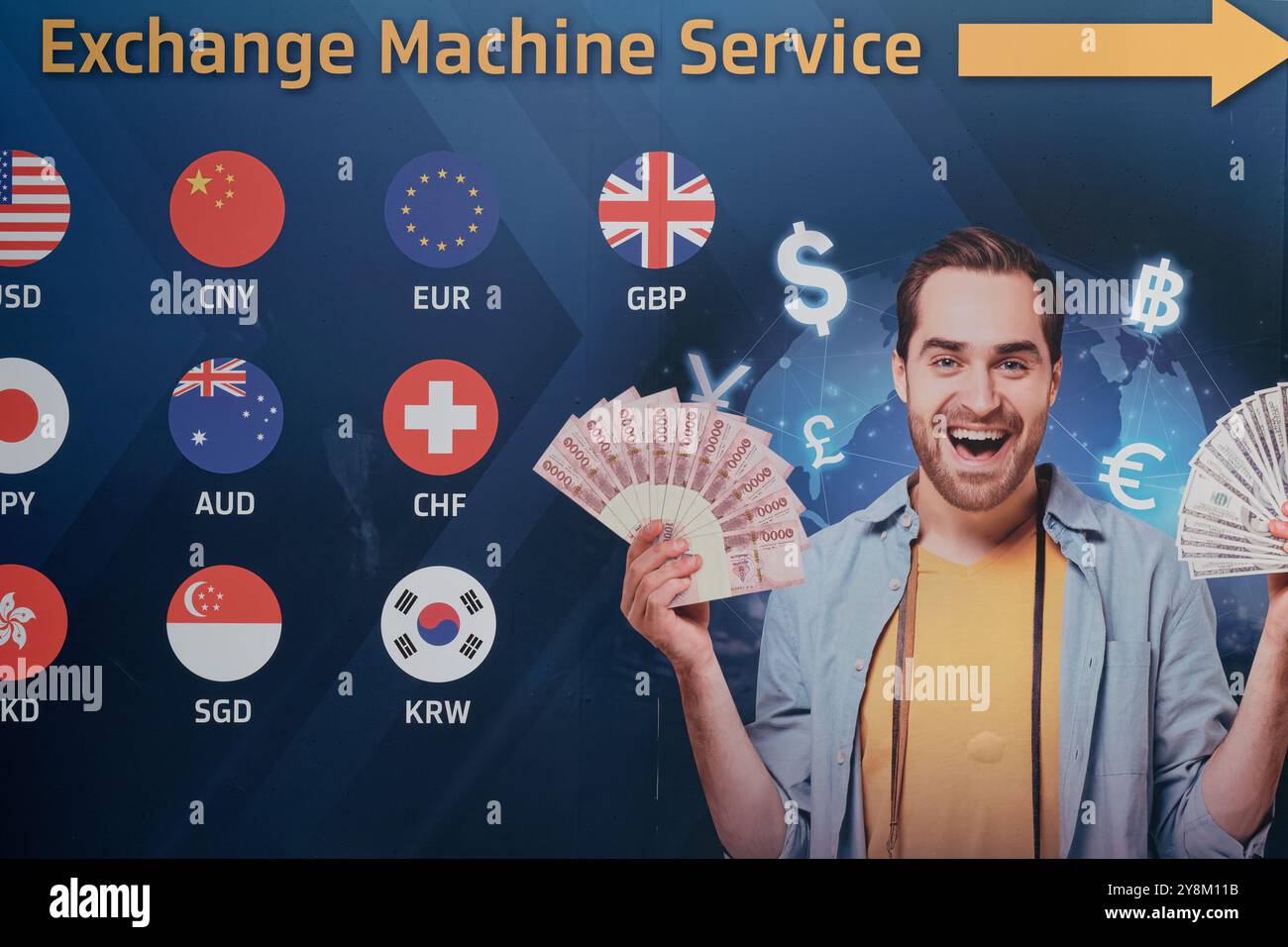 Une affiche annonçant les services de guichet automatique aux touristes étrangers à Bangkok, en Thaïlande, les guichets automatiques de la banque échangeant diverses devises étrangères Banque D'Images