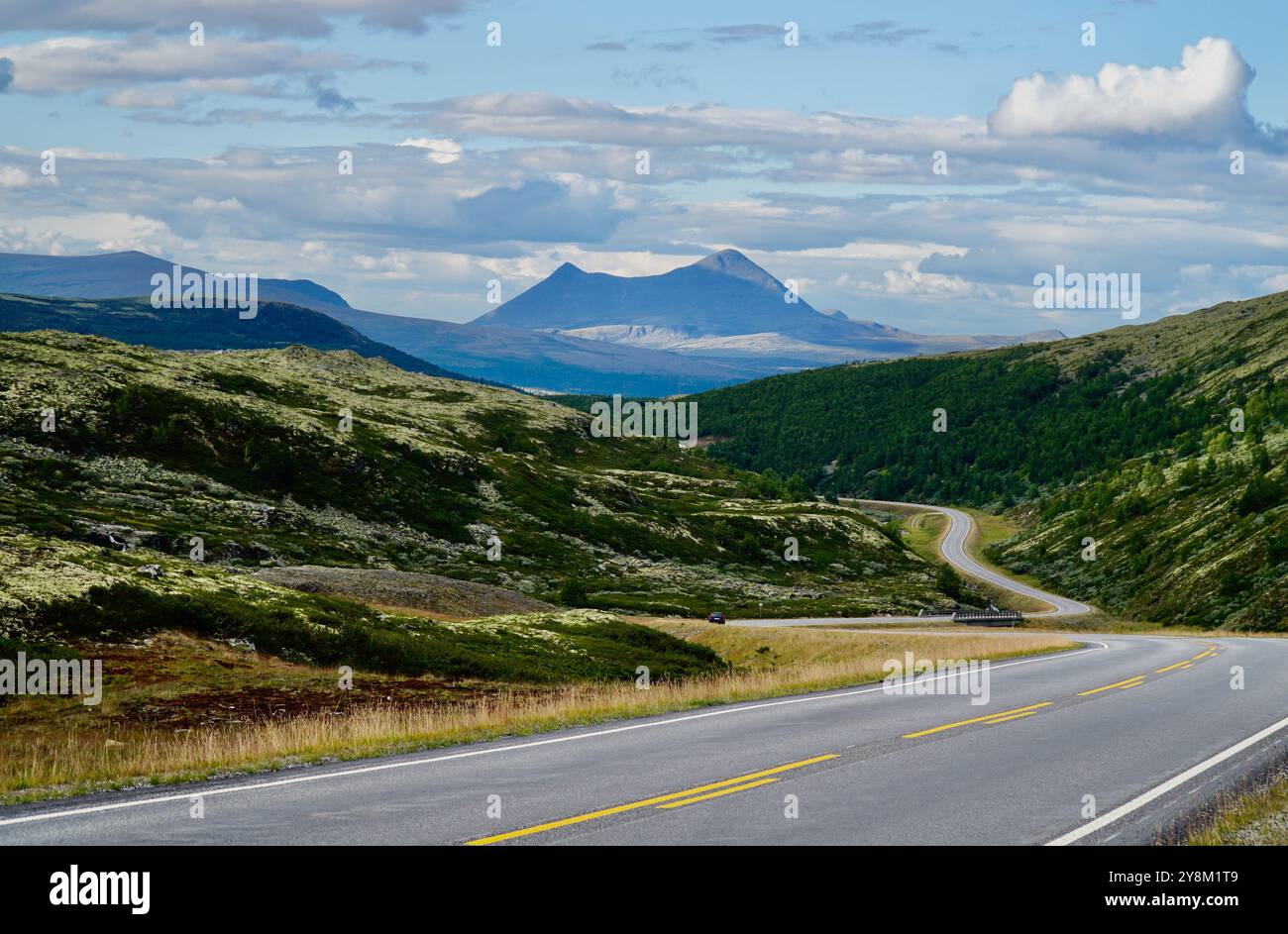 Vue panoramique de Valdresflye avec route sinueuse et lacs sur la route panoramique norvégienne Valdresflye Banque D'Images