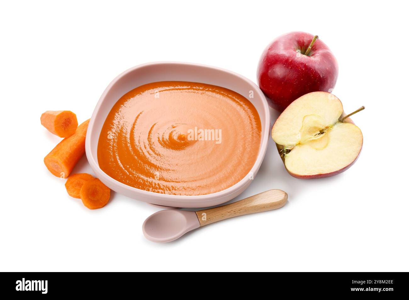 Délicieux aliments pour bébé dans un bol et ingrédients isolés sur blanc Banque D'Images