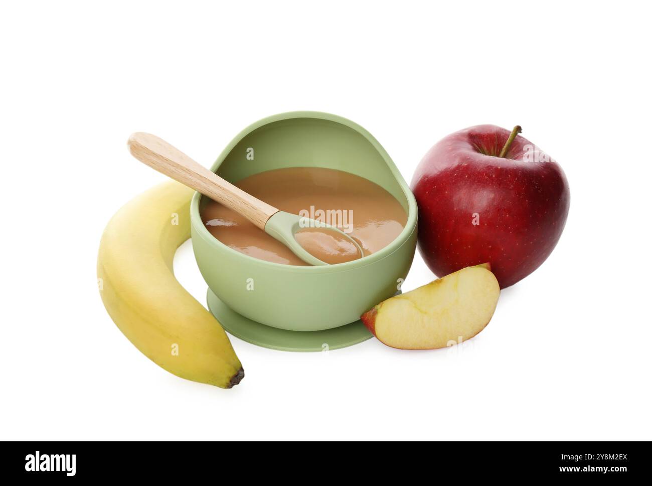 Délicieux aliments pour bébé dans un bol et ingrédients isolés sur blanc Banque D'Images