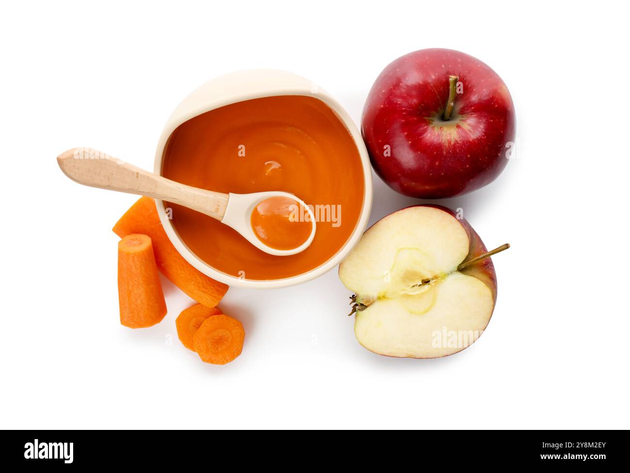 Délicieux aliments pour bébé dans un bol et ingrédients isolés sur blanc, vue de dessus Banque D'Images