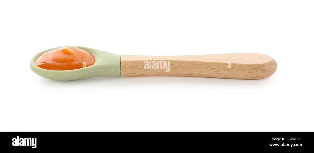 Cuillère avec de savoureux aliments pour bébé isolé sur blanc Banque D'Images