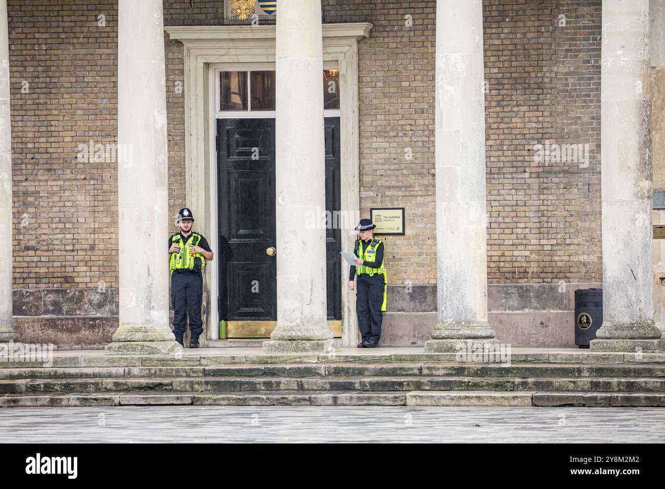 Salisbury, Wiltshire, Royaume-Uni, 6 octobre 2004. Police en uniforme en service devant les portes du Salisbury Guildhall avant l'enquête Dawn Sturgess. Dawn Sturgess a été déclaré mort à l'hôpital du district de Salisbury le 8 juillet 2018. L'autopsie indiqua que la cause de sa mort était un empoisonnement à Novichok. Les audiences publiques débuteront au Guildhall de Salisbury du lundi 14 au vendredi 18 octobre 2024. Les audiences reprendront au Centre de règlement des différends internationaux à Londres le 28 octobre 2024.Credit John Rose/Alamy Live News Banque D'Images