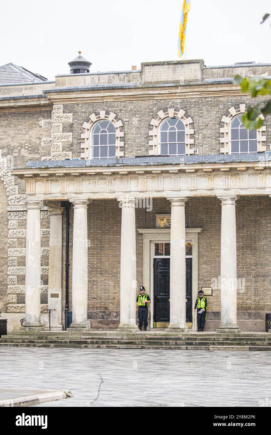 Salisbury, Wiltshire, Royaume-Uni, 6 octobre 2004. Police en uniforme en service devant les portes du Salisbury Guildhall avant l'enquête Dawn Sturgess. Dawn Sturgess a été déclaré mort à l'hôpital du district de Salisbury le 8 juillet 2018. L'autopsie indiqua que la cause de sa mort était un empoisonnement à Novichok. Les audiences publiques débuteront au Guildhall de Salisbury du lundi 14 au vendredi 18 octobre 2024. Les audiences reprendront au Centre de règlement des différends internationaux à Londres le 28 octobre 2024.Credit John Rose/Alamy Live News Banque D'Images