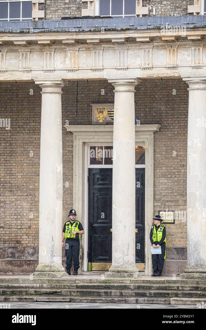Salisbury, Wiltshire, Royaume-Uni, 6 octobre 2004. Police en uniforme en service devant les portes du Salisbury Guildhall avant l'enquête Dawn Sturgess. Dawn Sturgess a été déclaré mort à l'hôpital du district de Salisbury le 8 juillet 2018. L'autopsie indiqua que la cause de sa mort était un empoisonnement à Novichok. Les audiences publiques débuteront au Guildhall de Salisbury du lundi 14 au vendredi 18 octobre 2024. Les audiences reprendront au Centre de règlement des différends internationaux à Londres le 28 octobre 2024.Credit John Rose/Alamy Live News Banque D'Images