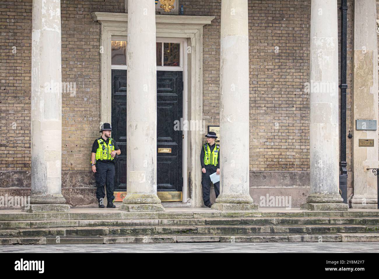 Salisbury, Wiltshire, Royaume-Uni, 6 octobre 2004. Police en uniforme en service devant les portes du Salisbury Guildhall avant l'enquête Dawn Sturgess. Dawn Sturgess a été déclaré mort à l'hôpital du district de Salisbury le 8 juillet 2018. L'autopsie indiqua que la cause de sa mort était un empoisonnement à Novichok. Les audiences publiques débuteront au Guildhall de Salisbury du lundi 14 au vendredi 18 octobre 2024. Les audiences reprendront au Centre de règlement des différends internationaux à Londres le 28 octobre 2024.Credit John Rose/Alamy Live News Banque D'Images