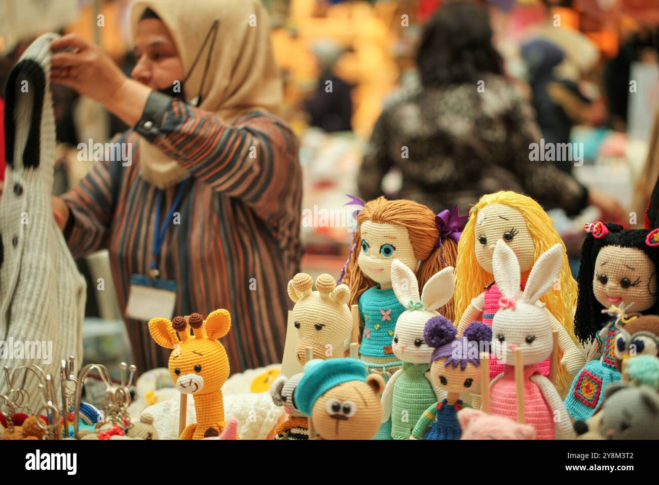 Gaziantep, Turquie. 05 mars 2022. Le conseil des femmes entrepreneurs de l'Union des chambres de Turquie organise un événement avant la Journée internationale de la femme, dans la ville de Gaziantep, dans le sud de la Turquie. Plusieurs femmes entreprenantes ont installé des stands exposant leurs propres articles artisanaux, tels que des bijoux, des sacs à main et des jouets, ainsi que des plats faits maison. Le 08 mars, les femmes du monde entier commémorent la Journée internationale de la femme (JIJ), pour se concentrer et réfléchir sur les droits des femmes, leurs réalisations culturelles, politiques et socioéconomiques, et sur l'égalité des sexes Banque D'Images