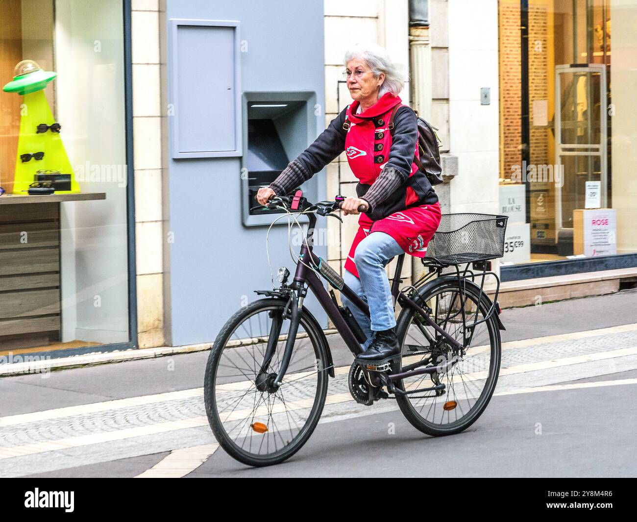 Femme âgée sans casque de sécurité cycliste dans le centre-ville - Tours, Indre-et-Loire (37), France. Banque D'Images