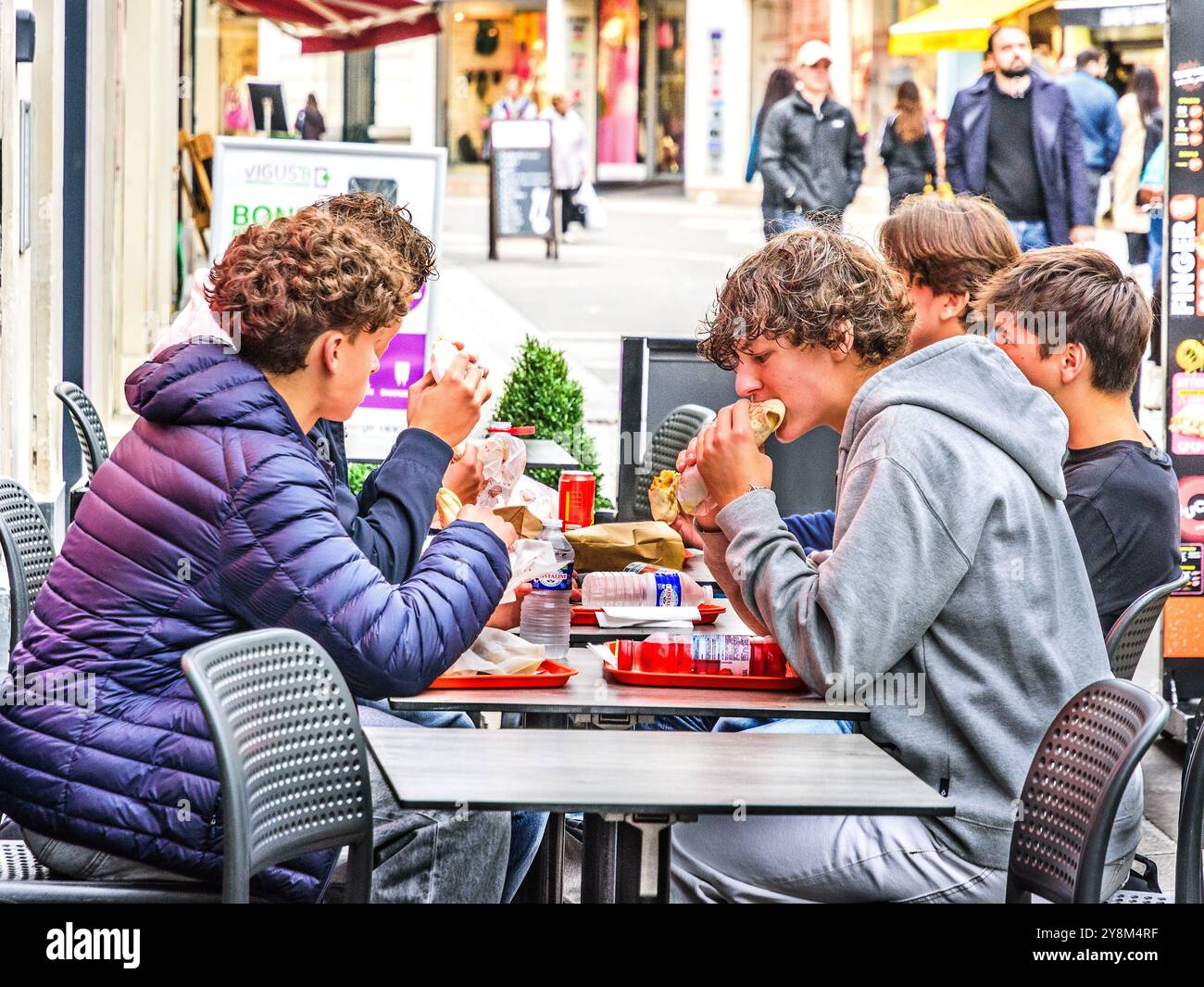 Les étudiants mangent à des tables de café en plein air à l'heure du déjeuner - Tours, Indre-et-Loire (37), France. Banque D'Images