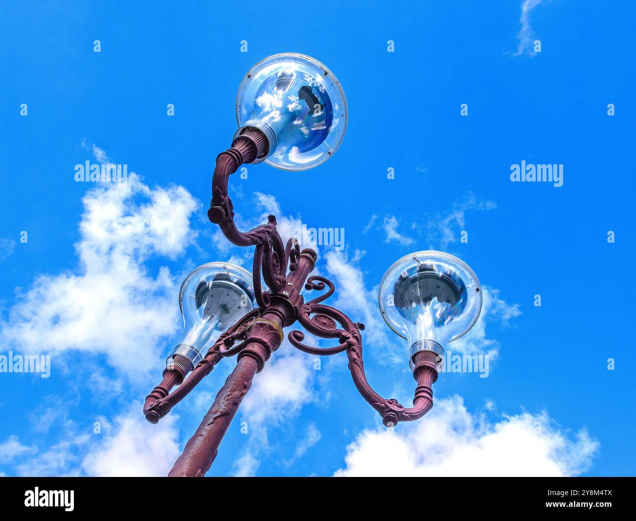 Normes d'éclairage public lampes en verre sur supports en fonte - la Trimouille, Vienne (86), France. Banque D'Images