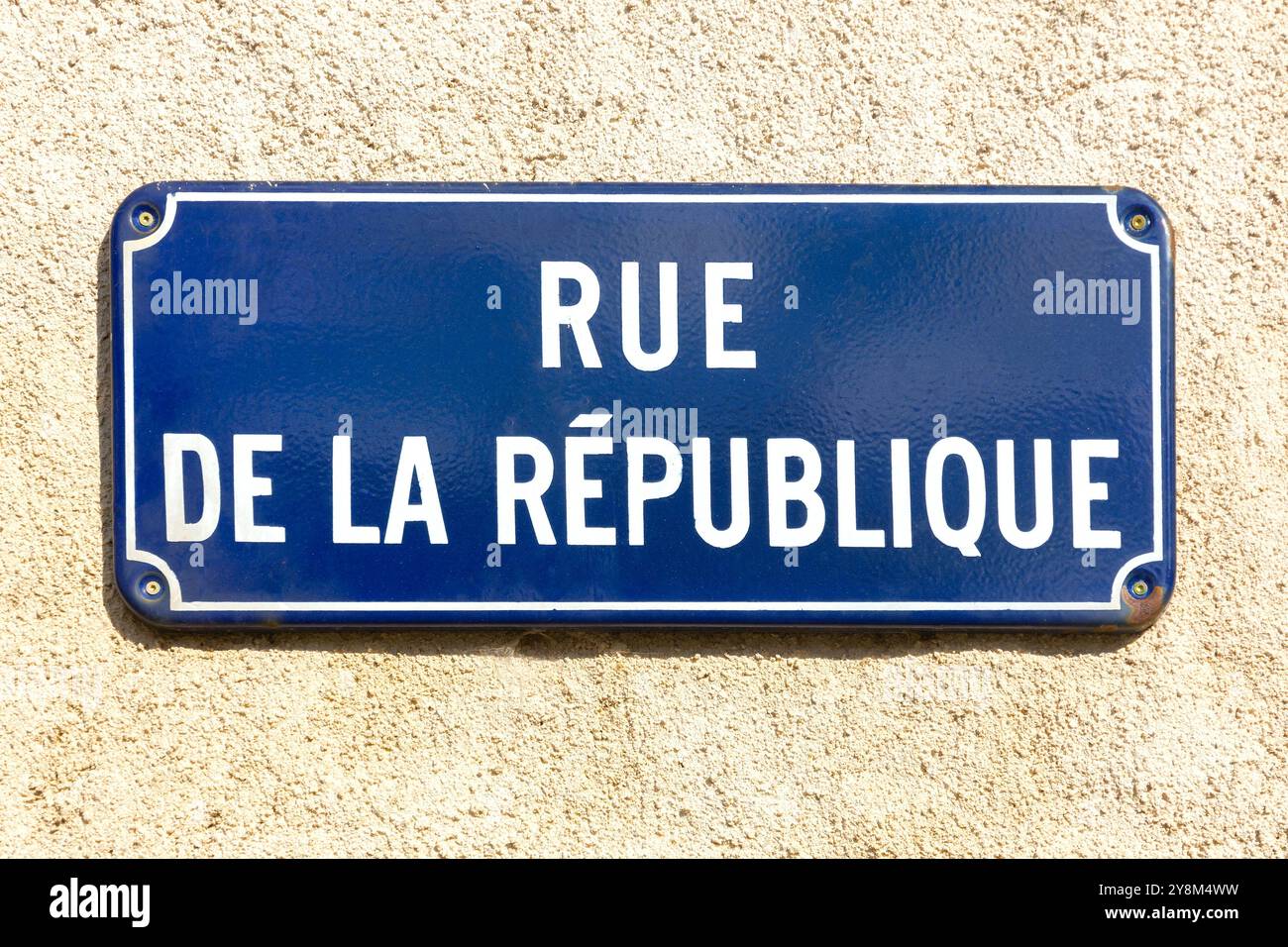 Nom de rue ou de rue français standard avec des lettres blanches sur une plaque bleue. Banque D'Images