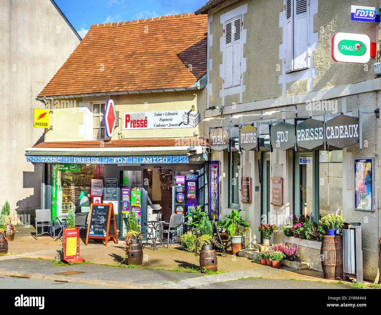 'Maison de presse' / Newsagent, Paris, tabac, café, fleuriste, dépanneur général - la Trimouille, Vienne (86), France. Banque D'Images